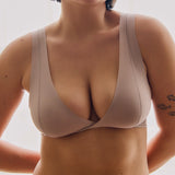 Woman wearing a dusk twist system against a plain background