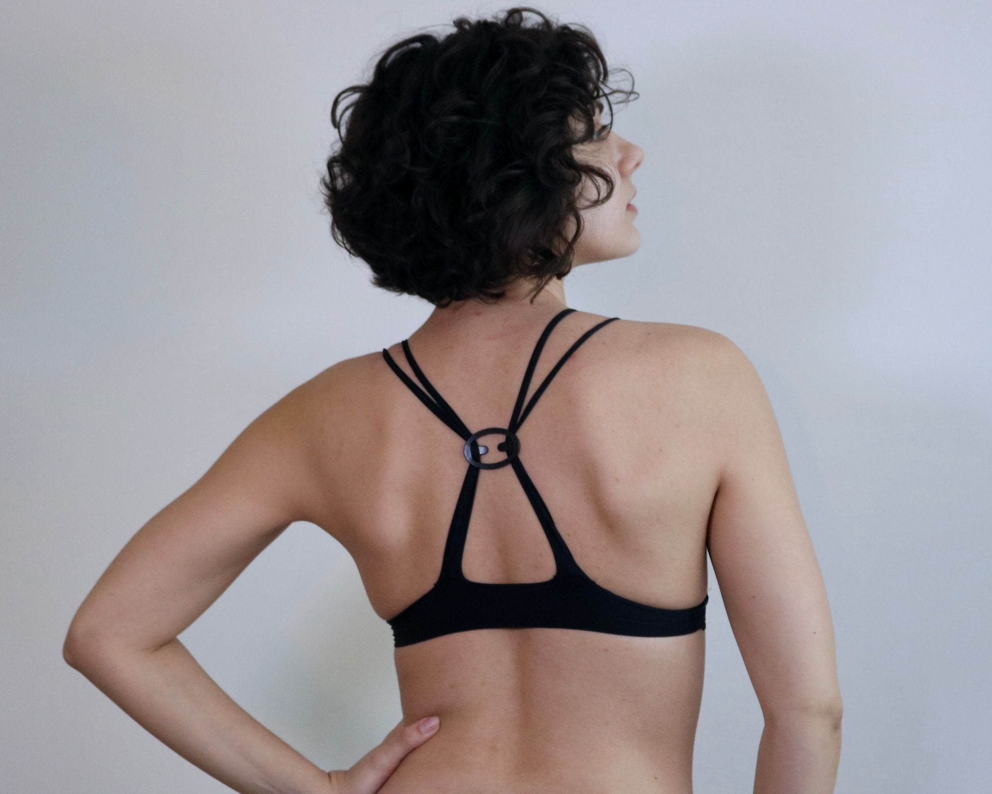 Woman wearing the Tee System in Black with the back clip on