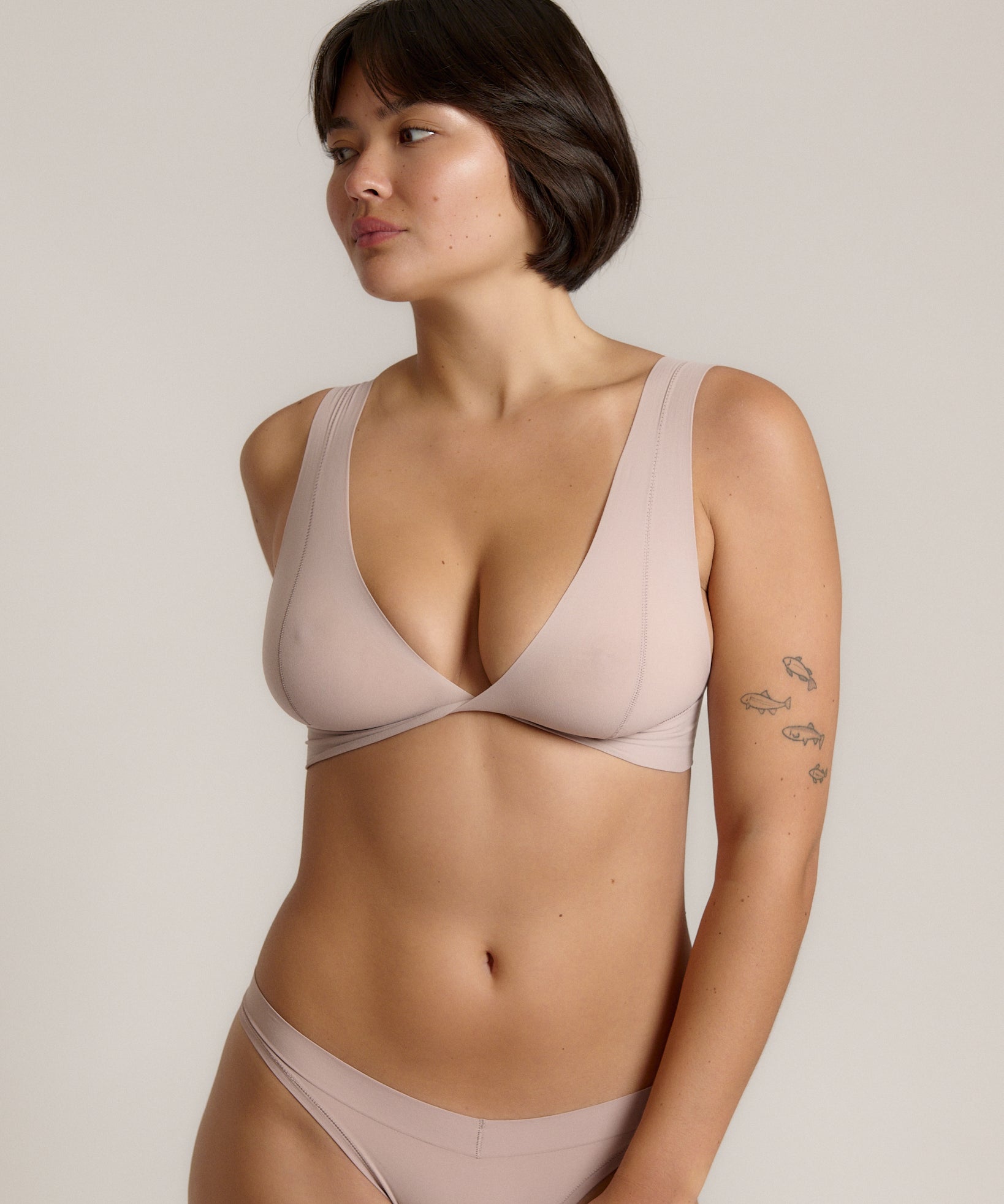 Woman wearing a dusk twist system against a plain background