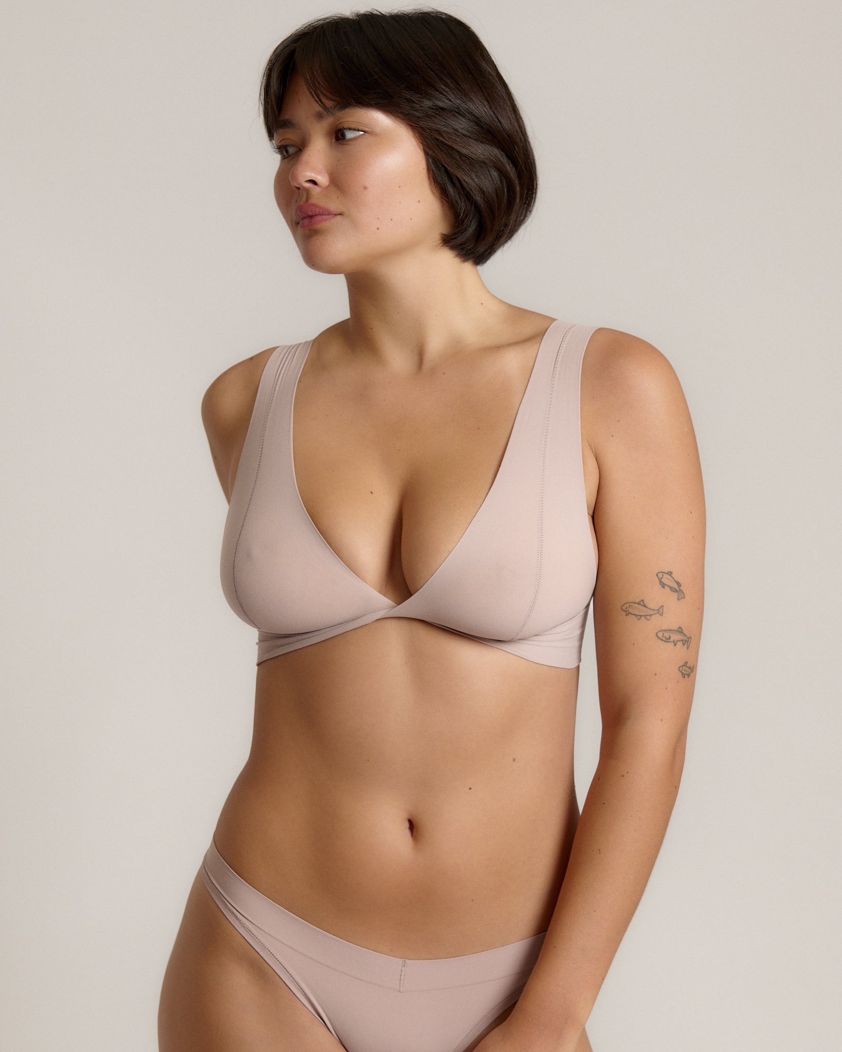 Woman wearing a dusk twist system against a plain background