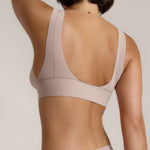 Woman wearing a dusk twist system against a plain background
