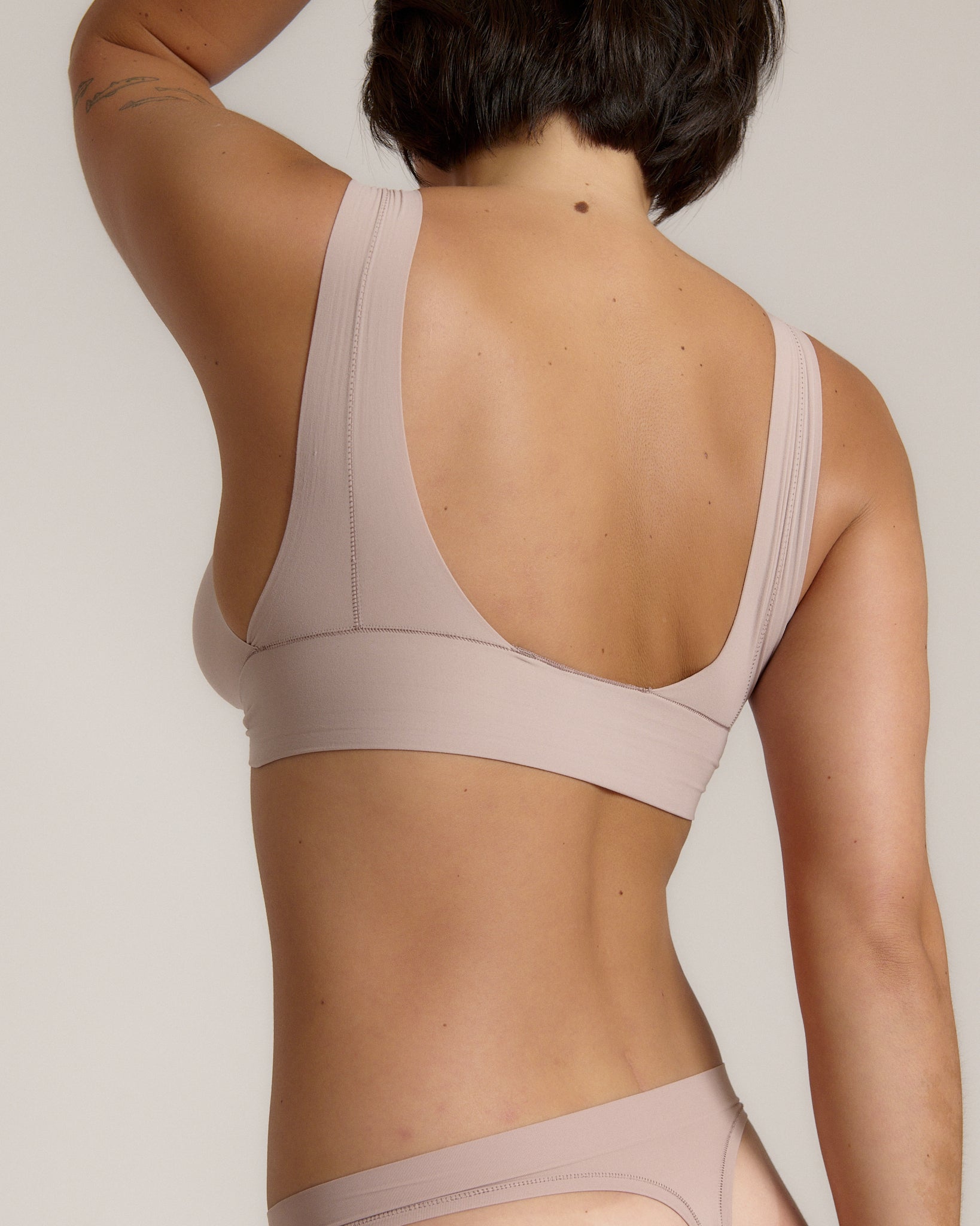 Woman wearing a dusk twist system against a plain background