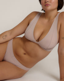Woman wearing a dusk twist system against a plain background