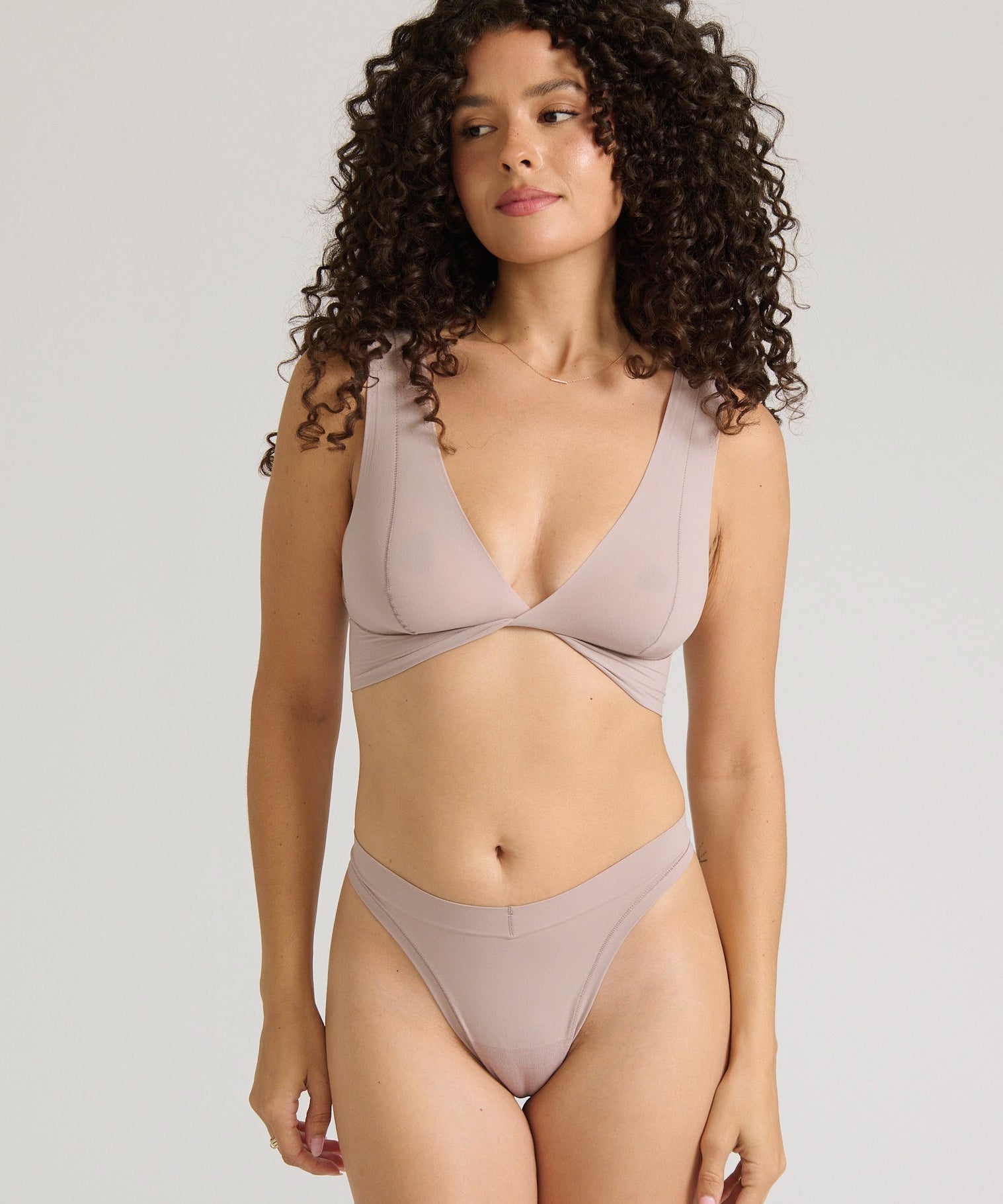 Woman wearing a dusk twist system against a plain background