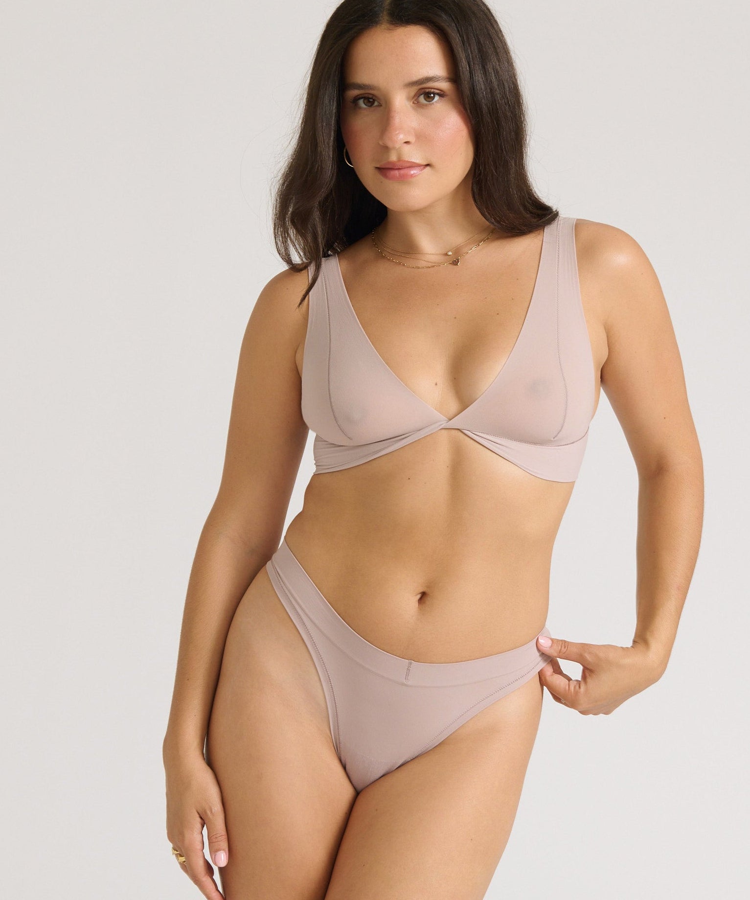 Woman wearing a dusk twist system against a plain background