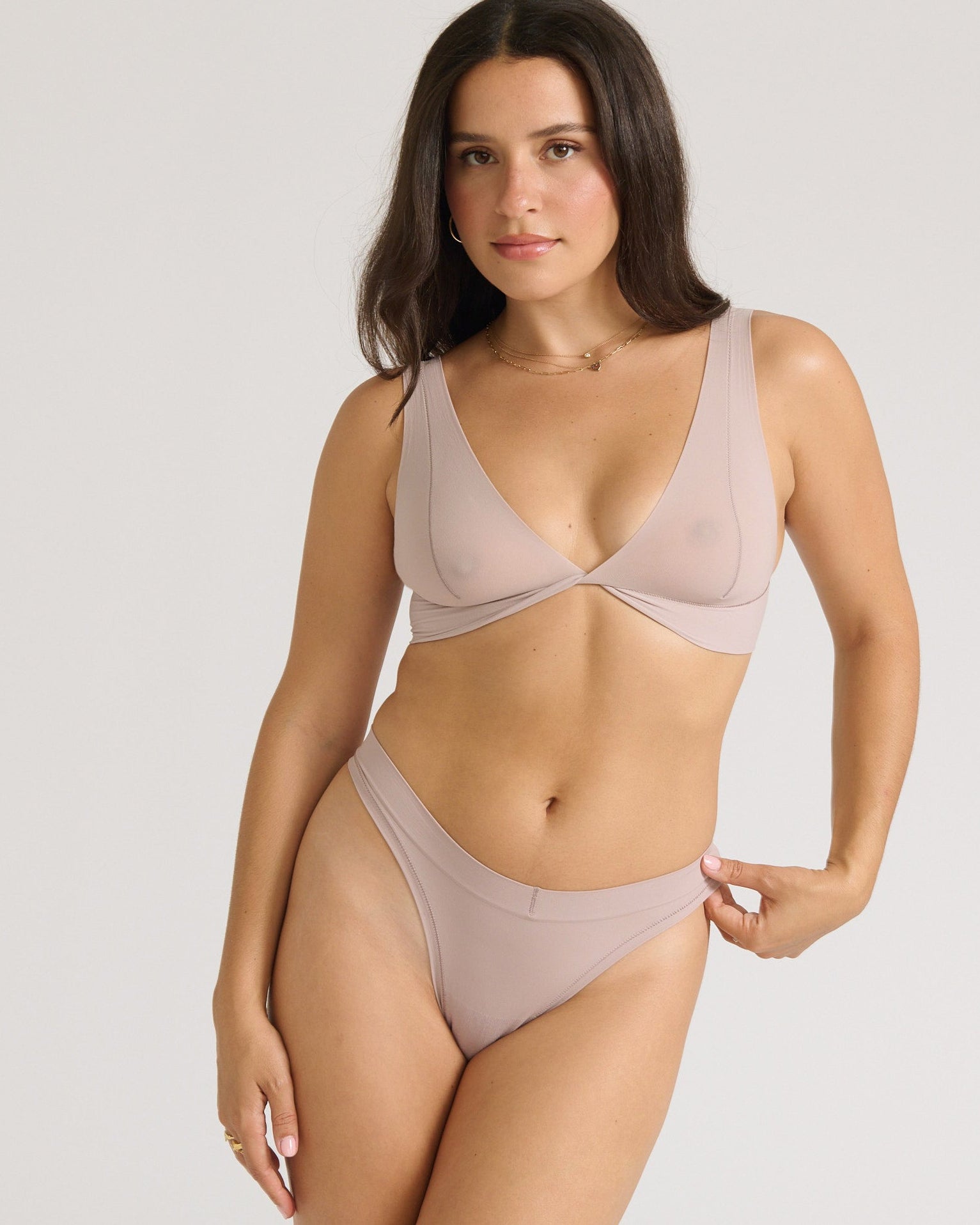 Woman wearing a dusk twist system against a plain background